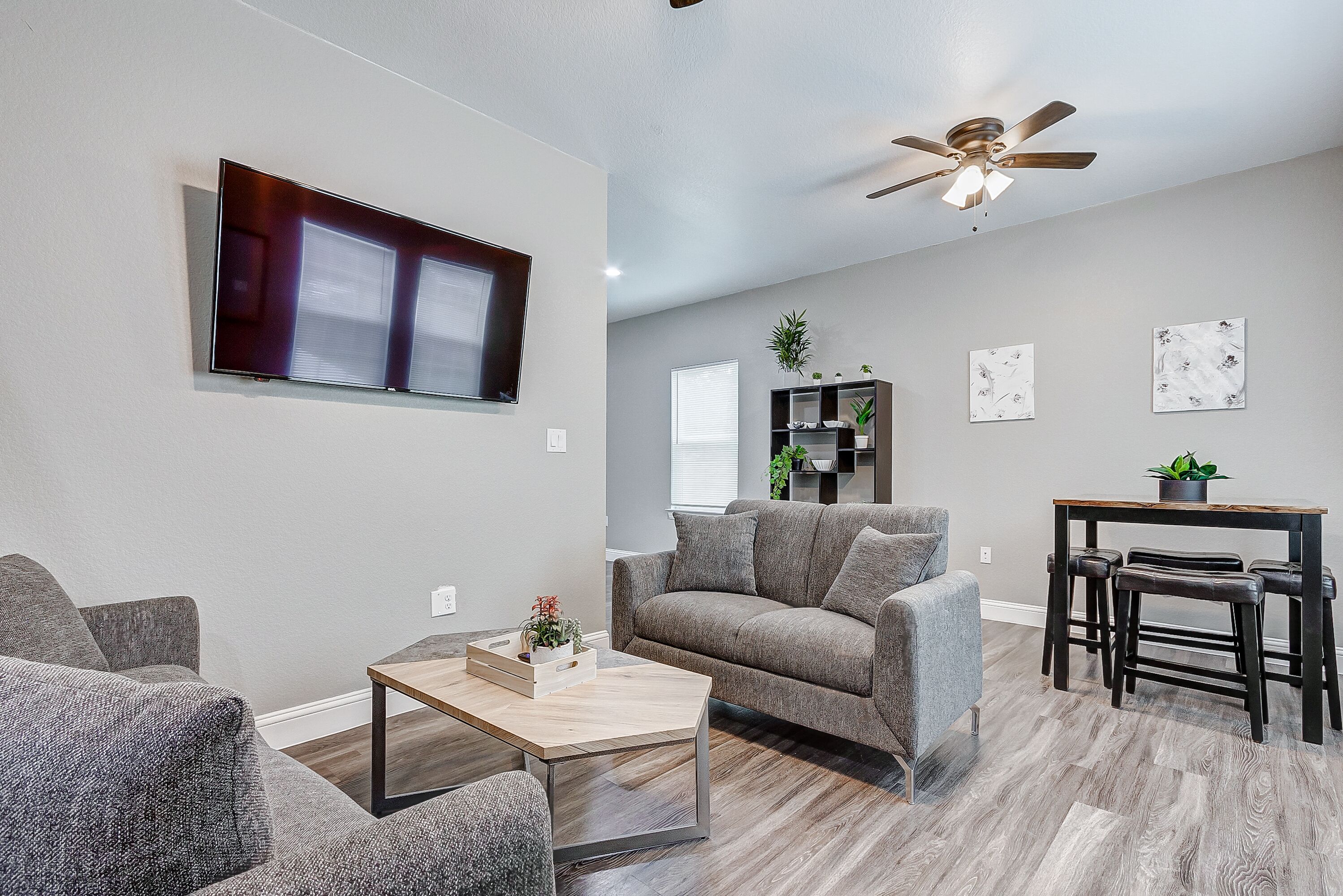 Centrally Located Modern Home - 8 min to DT HTX