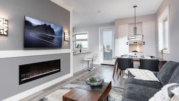 Smart TV, fireplace