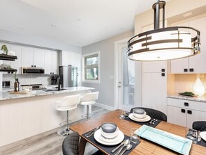 Kühlschrank, Mikrowelle, Herdplatte, Geschirrspüler