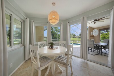 3-bed vacation home w/ pool & hot tub 11 mins from Port Charlotte Town Center