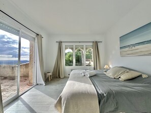 6 bedrooms, iron/ironing board, internet, bed sheets