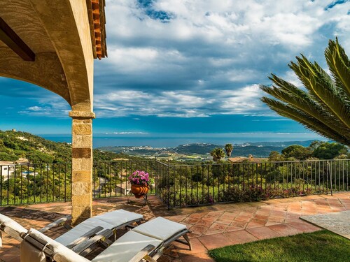 Villa Azucena avec vue sur la mer et les montagnes, piscine, jardin et Wi-Fi