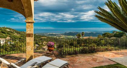 Villa Azucena avec vue sur la mer et les montagnes, piscine, jardin et Wi-Fi