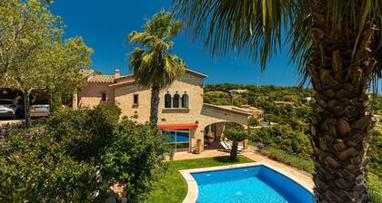 Villa Azucena with sea and mountain views, swimming pool, nice garden and Wi-Fi