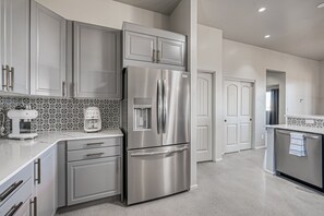 Kühlschrank, Mikrowelle, Ofen, Herdplatte