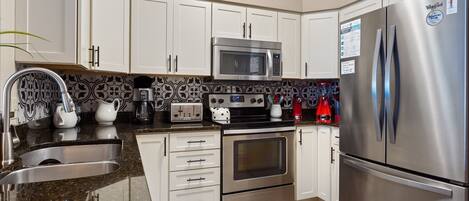 Refrigerador, microondas, horno y parrilla de estufa