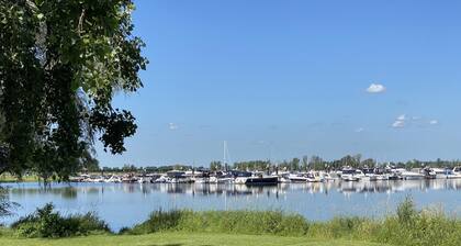 Maison dans un parc au bord de l'eau