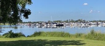Cosy holiday home in park by the water