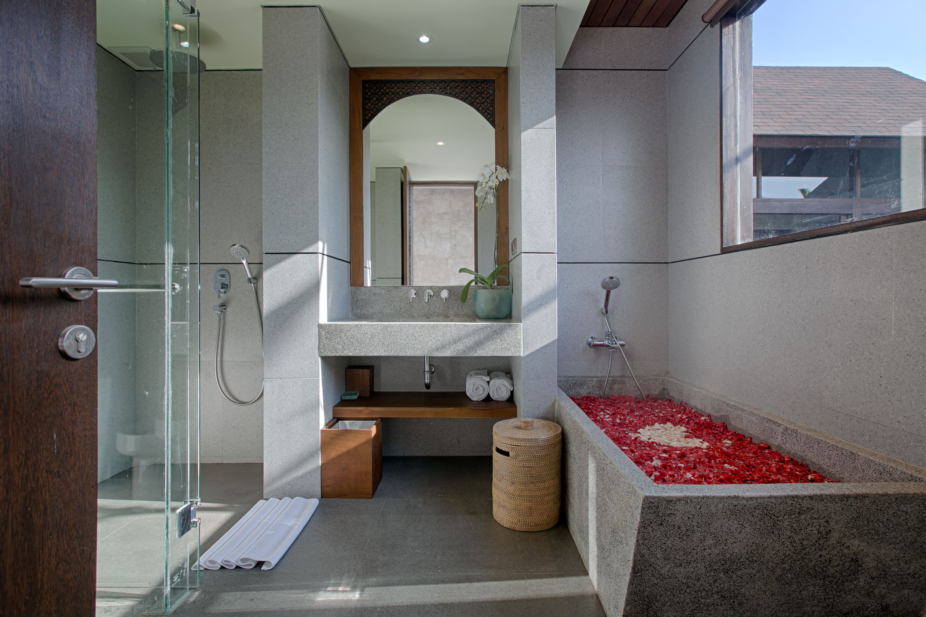 Three Bedroom Private Pool Villa | 浴室 | 獨立浴缸和淋浴設備、全浸式浴缸、淋浴花灑、免費盥洗用品