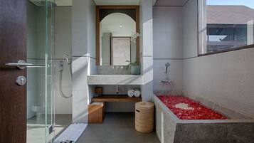 Three Bedroom Private Pool Villa | Kamar mandi | Bathtub dan shower terpisah, bathtub besar, dan pancuran hujan