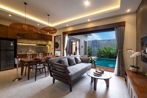 CLUSTER Three Bedroom Private Pool Villa | Privat køkken | Køleskab, mikrobølgeovn, kogeplade, køkkentøj/tallerkener/redskaber