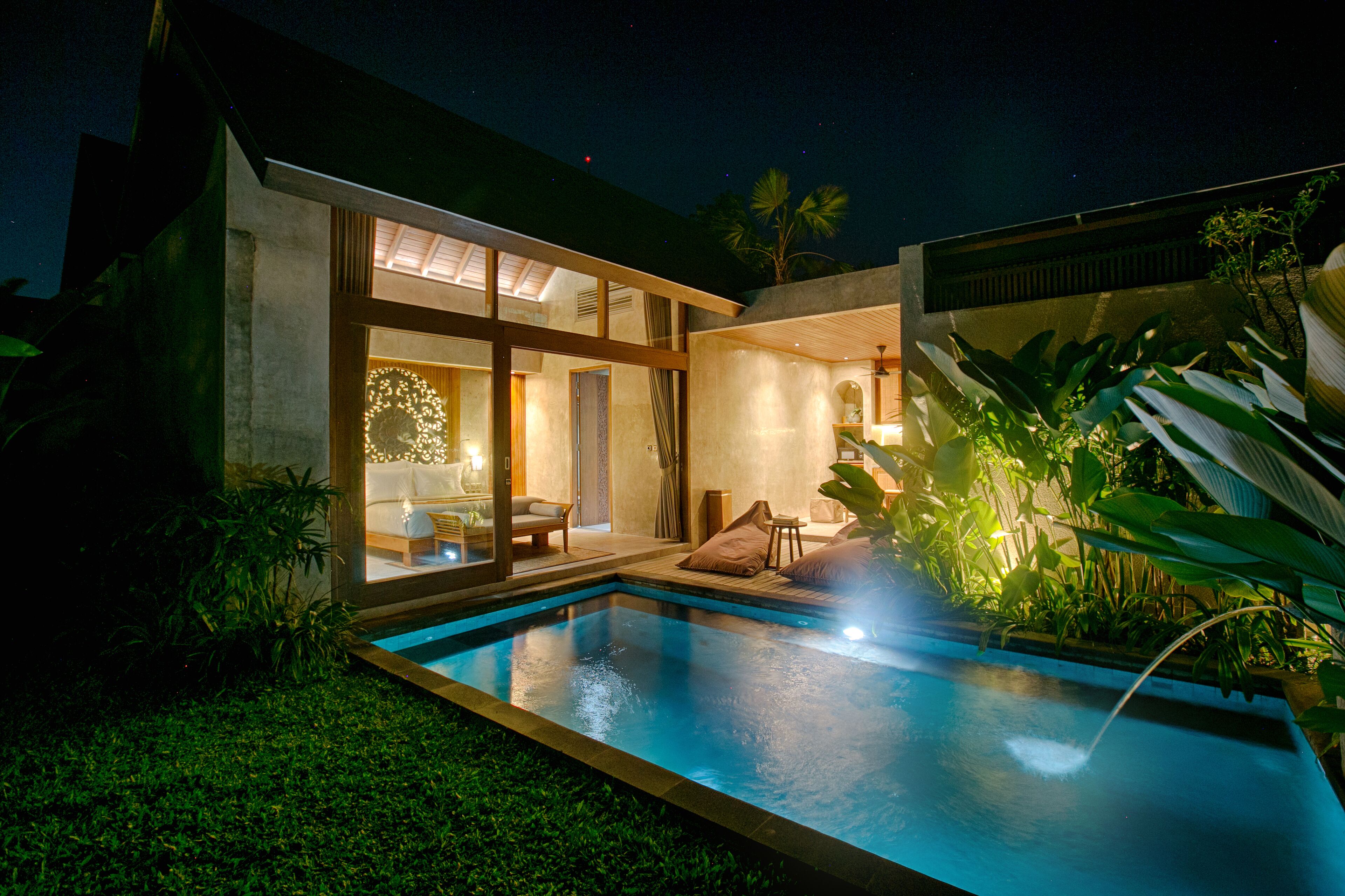 Uma casa moderna com piscina, janelas amplas e área de varanda.