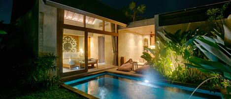 Uma casa moderna com piscina, janelas amplas e área de varanda.