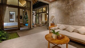Un intérieur moderne avec un plafond en bois, un canapé blanc, une table basse en bois et une grande fenêtre donnant sur un espace piscine.