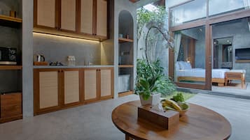 Two Bedroom Private Pool Villa | Cuisine privée | Réfrigérateur, micro-ondes, plaque de cuisson