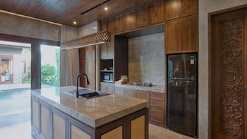 Refrigerador, microondas, placa de cocina, utensilios de cocina