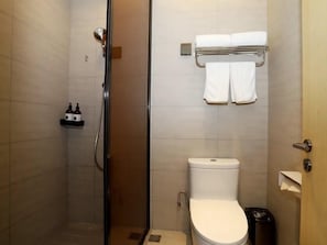 A compact bathroom with a glass-enclosed shower, a toilet, and a towel rack. - Ji Hotel (Taiyuan YingZeXi Street) (Taiyuan)