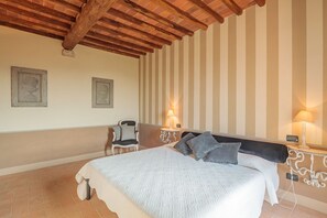 2 habitaciones, tabla de planchar con plancha y cuna de viaje 