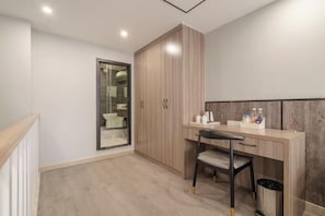 Et moderne badeværelse med en trækommode, et spejl og et toilet.