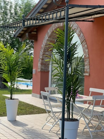 Outdoor dining. Casa Belvedere - complimentary Wifi and private parking