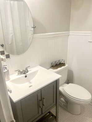 Ensemble baignoire-douche, séchoir à cheveux, serviettes fournies, savon