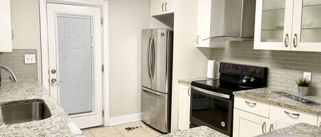 冷蔵庫、電子レンジ、オーブン、コンロ