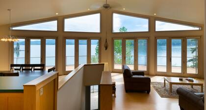 Spacious Lake Front Home with Gorgeous Views!