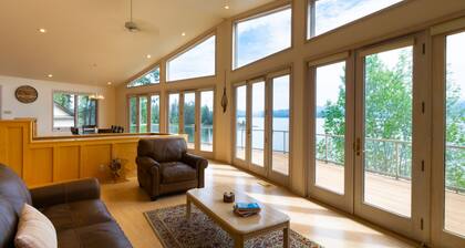 Spacious Lake Front Home with Gorgeous Views!