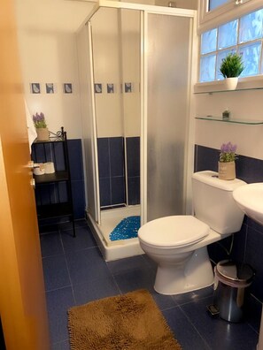 Lägenhet Standard | Badrum | Dusch, bidé, handdukar och tvål
