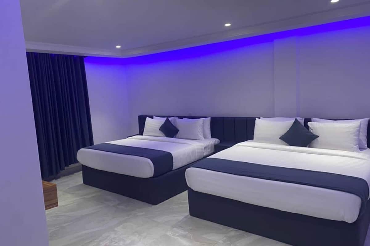 Club Twin Room | In-room safe, desk, laptop workspace, blackout curtains