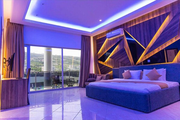 Habitación de lujo | Caja fuerte, escritorio, espacio para trabajar con un portátil