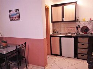 Refrigerador, microondas, parrilla de estufa y cafetera y tetera 