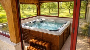 Indoor spa tub - Quiet Périgord home with jacuzzi & WiFi - 12p (Dordogne)