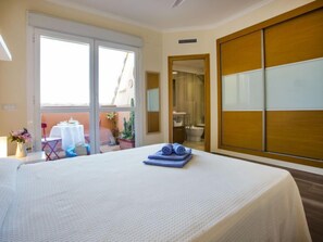 3 bedrooms, iron/ironing board, free internet