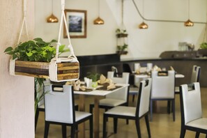 Tägliches Frühstücksbuffet gegen Gebühr