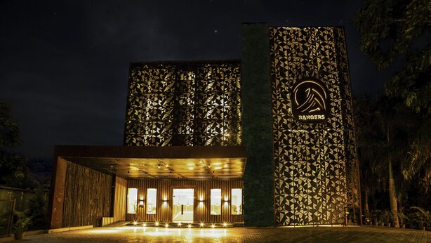 Un edificio moderno con patrones geométricos y un logotipo destacado.