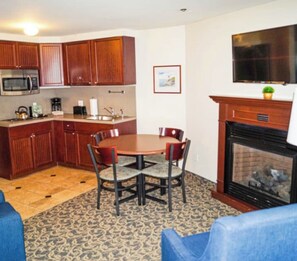 Dining - Narraganset Bay view 1BR Ocean cliff 2 Newport Rhode Island (Newport)