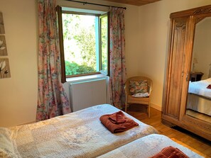 3 bedrooms, desk, iron/ironing board, WiFi