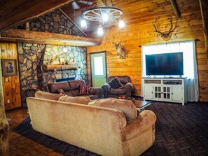 Living area - Rustic Cabin style Farmhouse on 4 private acres near Hochatown (Broken Bow)