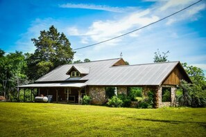 Exterior - Rustic Cabin style Farmhouse on 4 private acres near Hochatown (Broken Bow)
