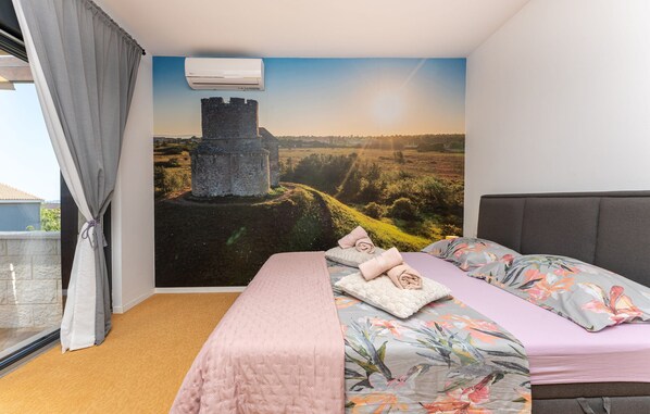 4 bedrooms, iron/ironing board, free WiFi, bed sheets