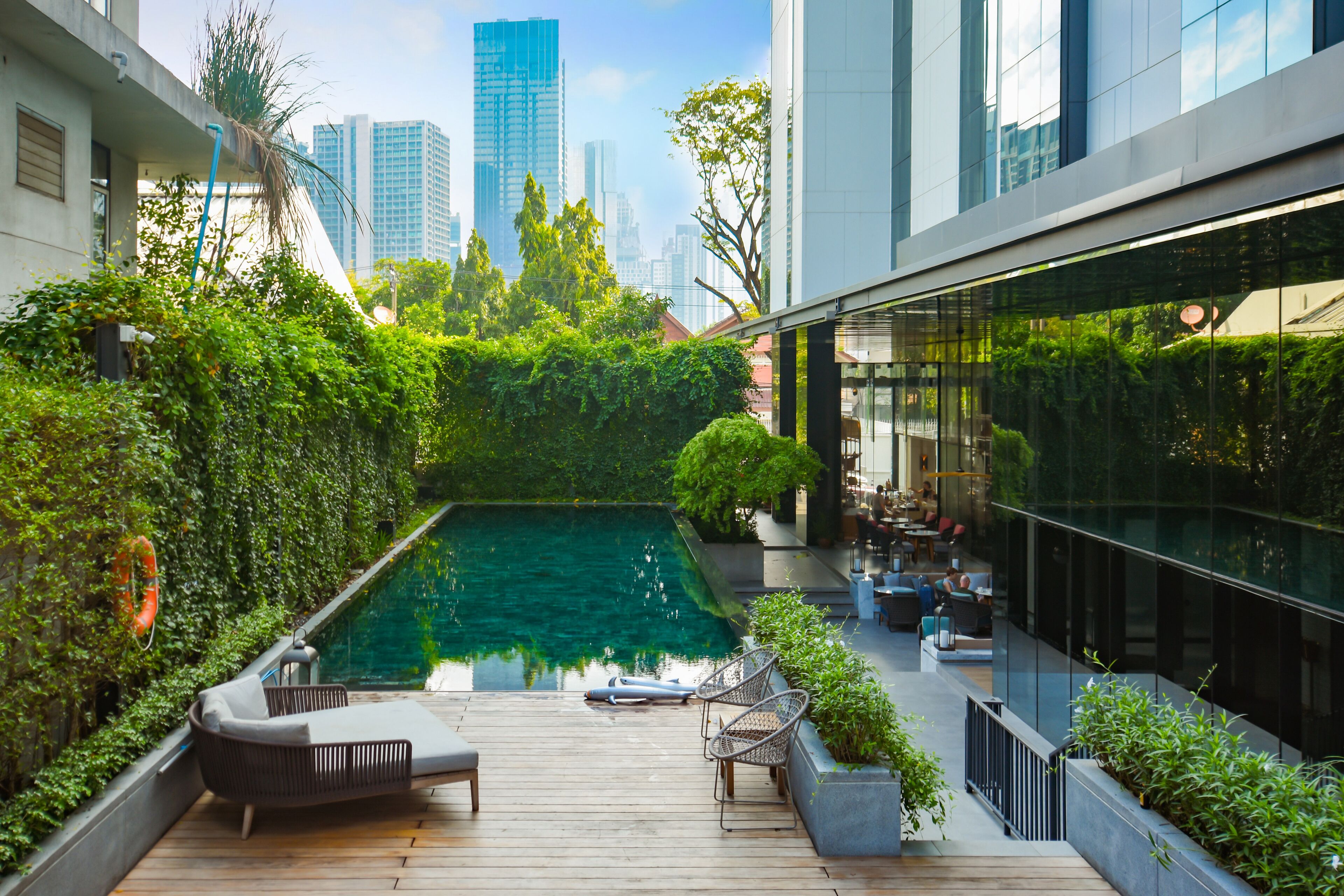 室外游泳池，日光浴躺椅