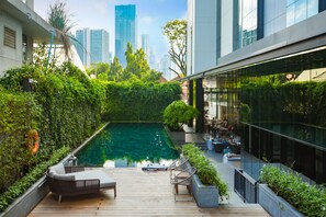 室外游泳池,提供日光浴躺椅