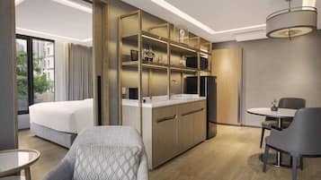 Junior Studio Suite | 1 bedroom, in-room safe, desk, iron/ironing board