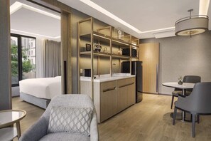 Junior Studio Suite | 1 bedroom, in-room safe, desk, iron/ironing board
