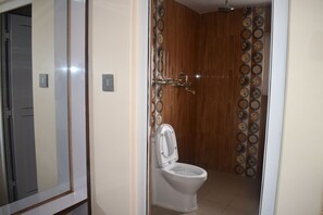 Shower, rainfall showerhead, slippers, towels - Hotel Pauwa Pokhara (Pokhara)