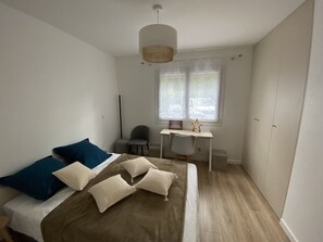 3 dormitoris, escriptori, planxa i posts de planxar i wifi gratuïta