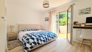 Une chambre à coucher avec un lit, un bureau et une chaise.