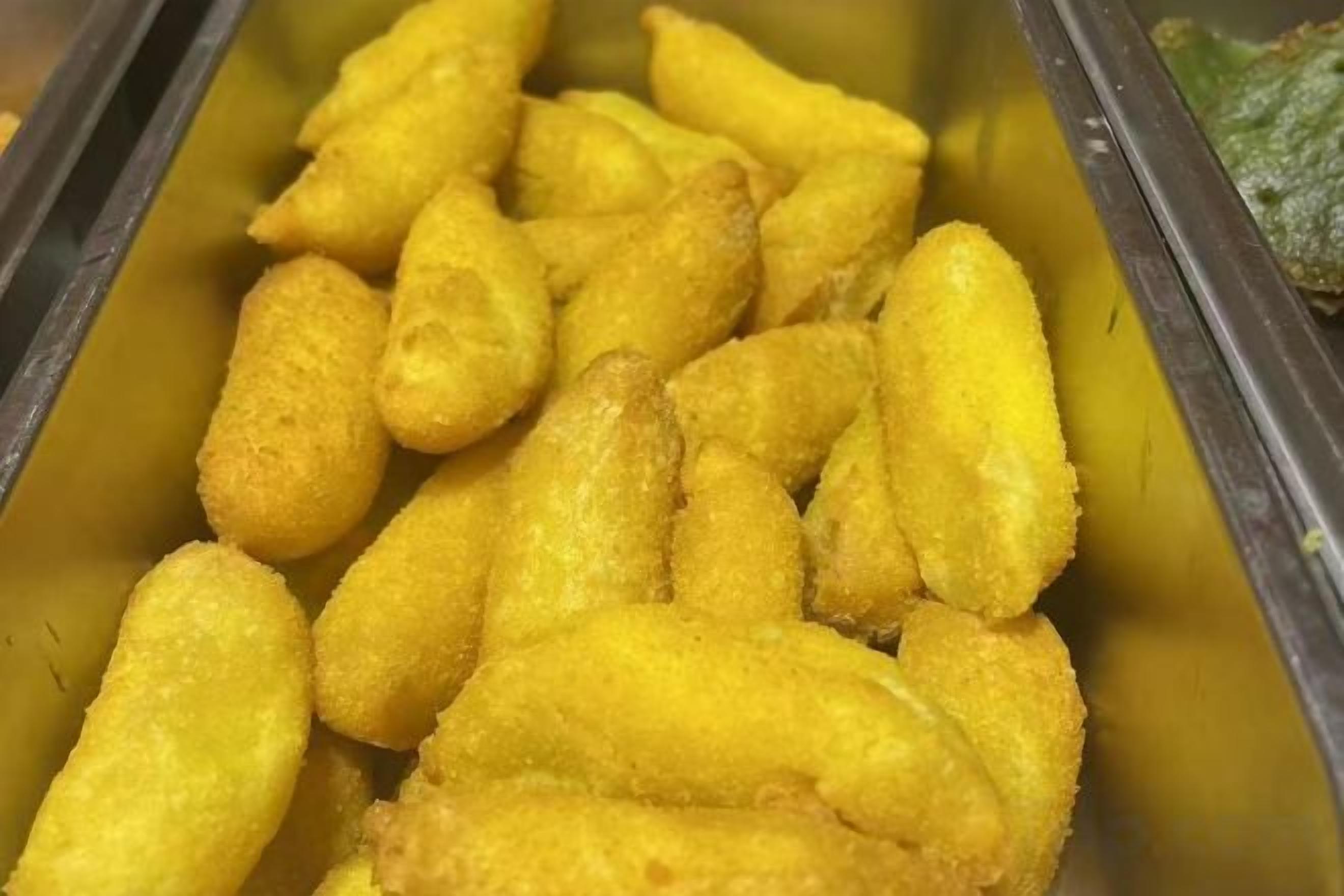 Una bandeja con varios alimentos fritos de color dorado.