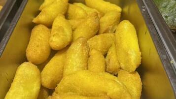 Una bandeja con varios alimentos fritos de color dorado.